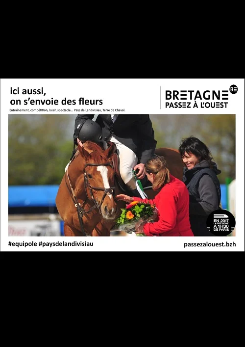 Affiche de la campagne : un cheval de concours à la remise des prix. Une femme de dos en veste rouge tend un bouquet de fleurs.